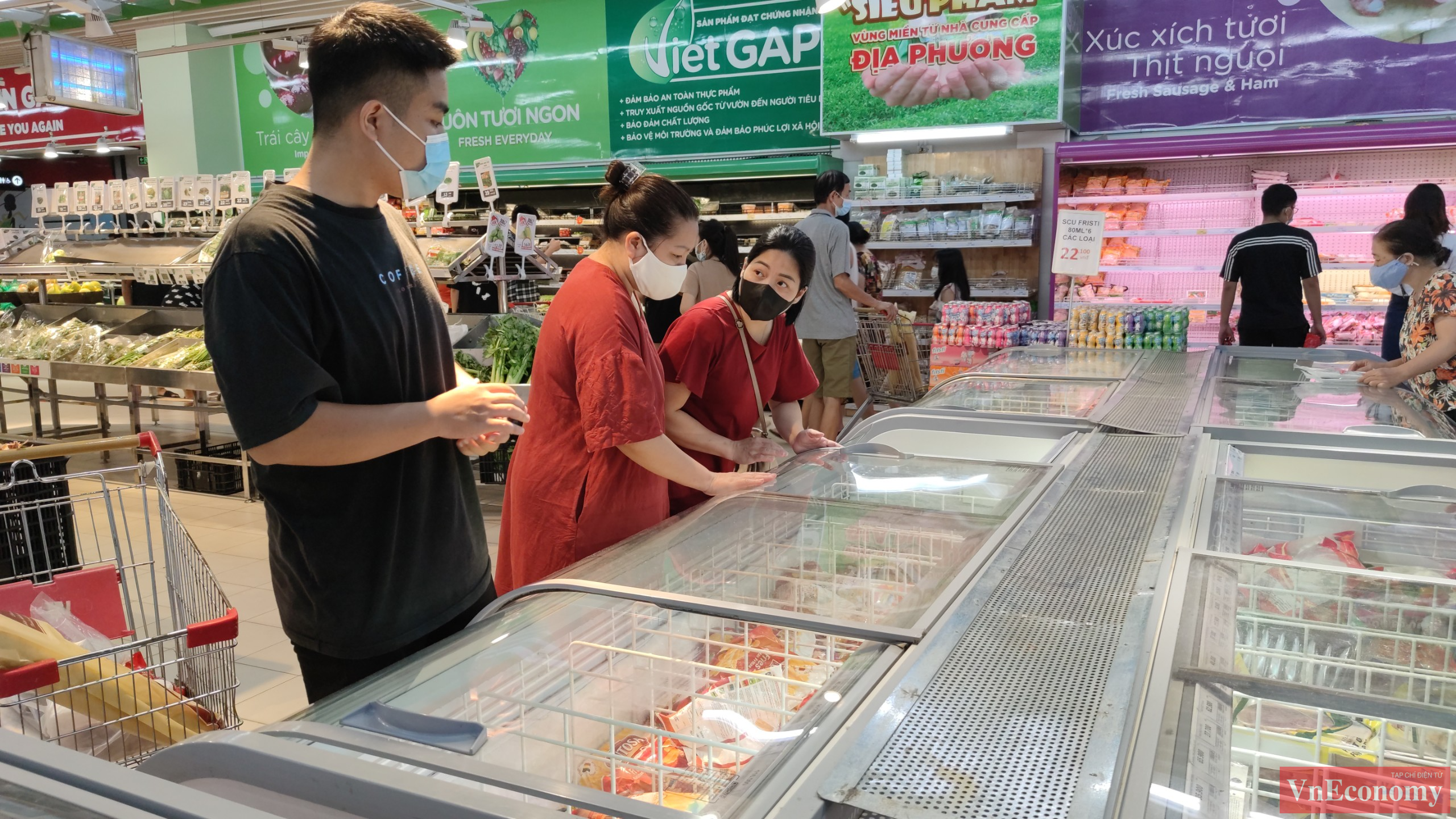 Khu vực bày bán rau củ, thực phẩm tập trung đông người tiêu dùng hơn cả.