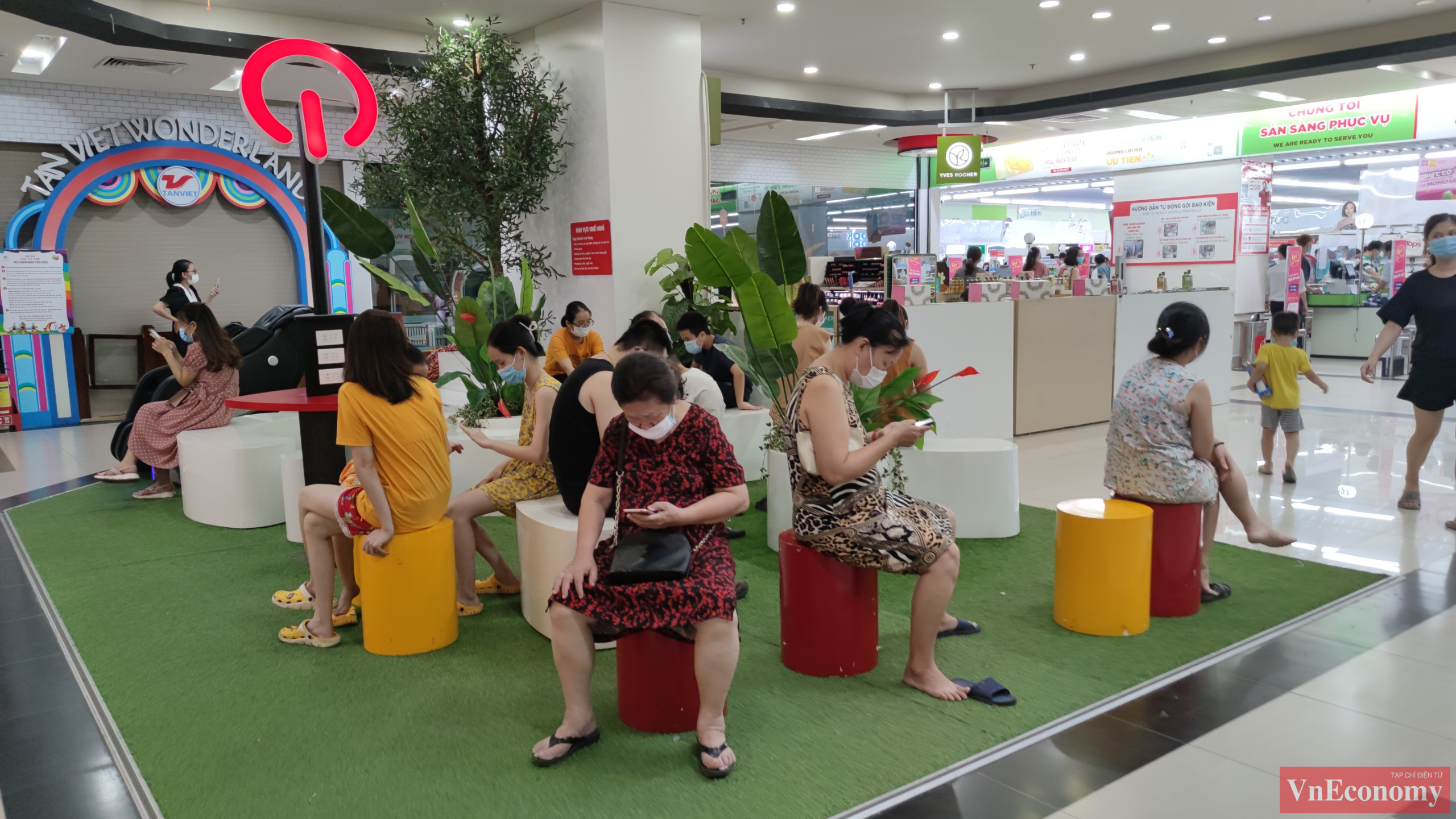 Bên trong siêu thị quá đông cộng với hàng dài người đang xếp hàng chờ thanh toán đã khiến một số người dân phải tìm chỗ nghỉ chân cho đỡ mệt mỏi.