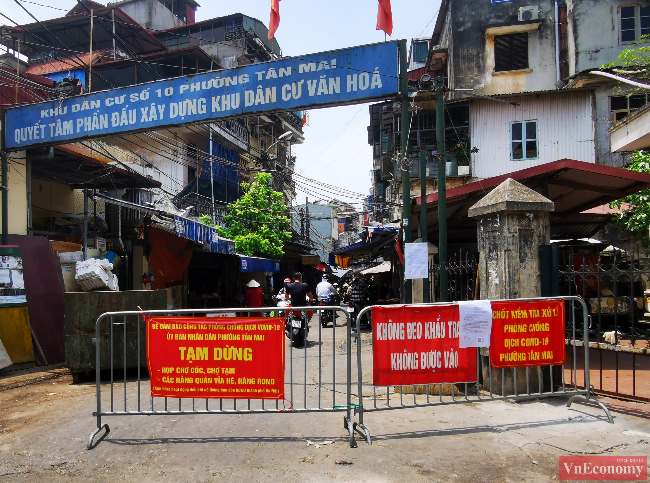 Mọi lối ngách vào khu tập thể này đều được dựng rào chắn phong toả theo tình trạng 