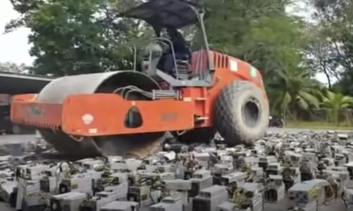 Video: Cảnh sát Malaysia dùng xe lu cán nát hơn 1.000 máy đào Bitcoin