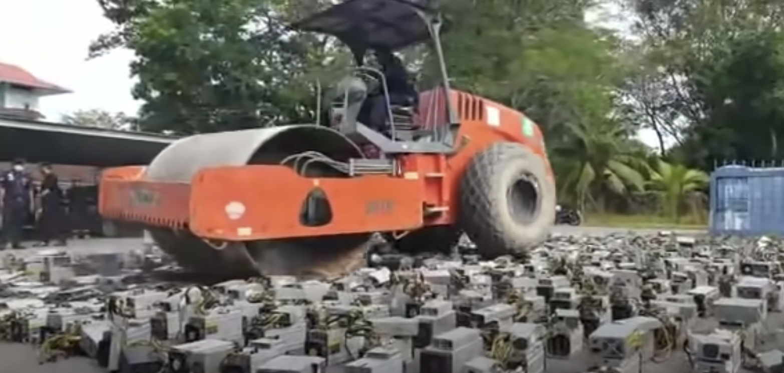 Dù xe lu phá huỷ hơn 1.000 máy đào Bitcoin ở Malaysia - Ảnh cắt từ clip.