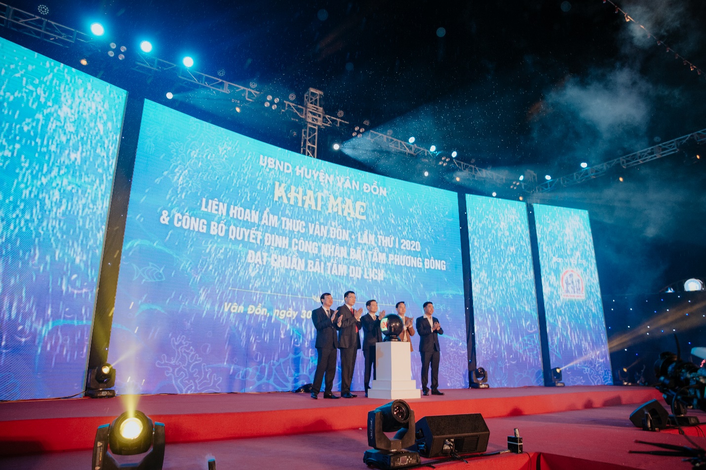 Khai mạc Liên hoan ẩm thực huyện Vân Đồn lần thứ 1 và công bố quyết định công nhận Bãi tắm Phương Đông đạt chuẩn bãi tắm du lịch.