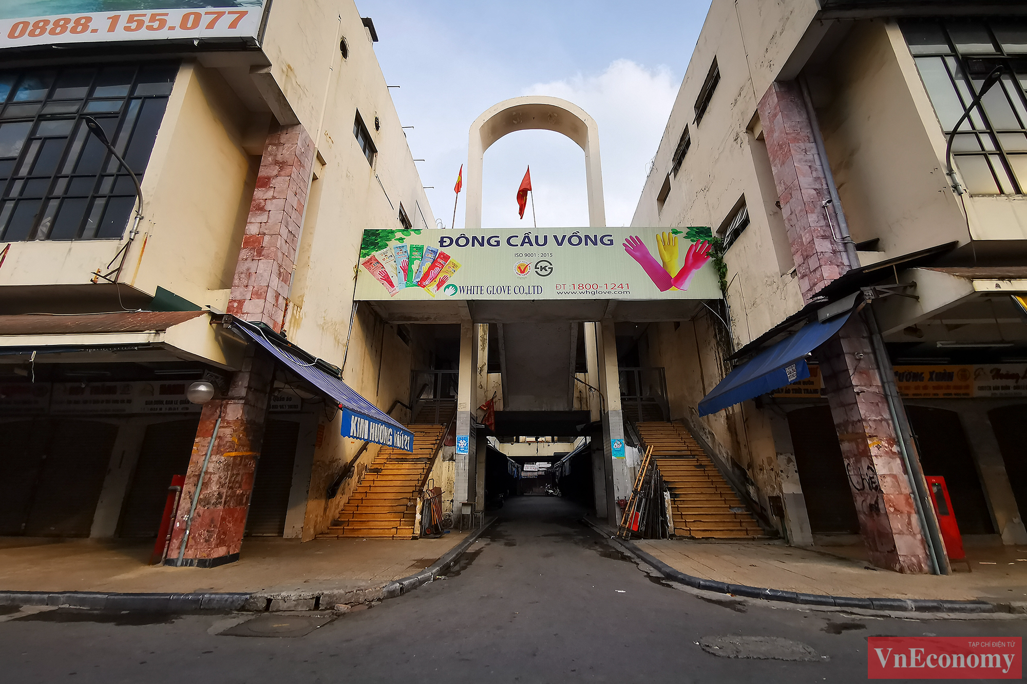 Kh&aacute;c hẳn khung cảnh nhộn nhịp h&agrave;ng ng&agrave;y, chợ Đồng Xu&acirc;n trong chiều nay vắng vẻ kh&aacute;c lạ.