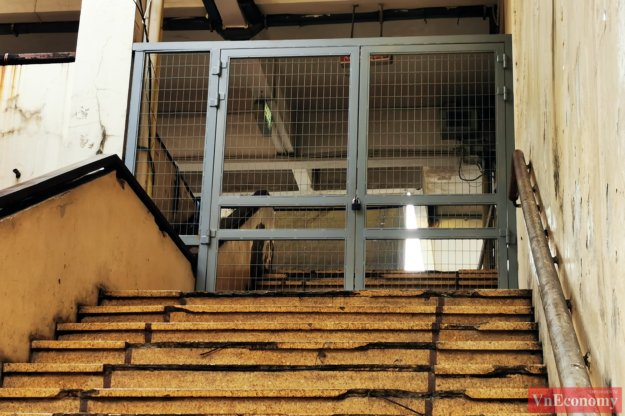 C&aacute;c lối cổng v&agrave;o khu vực b&aacute;n c&aacute;c mặt h&agrave;ng kh&ocirc;ng thiết yếu đều đ&atilde; được kh&oacute;a lại v&agrave; đặt biển cảnh b&aacute;o.