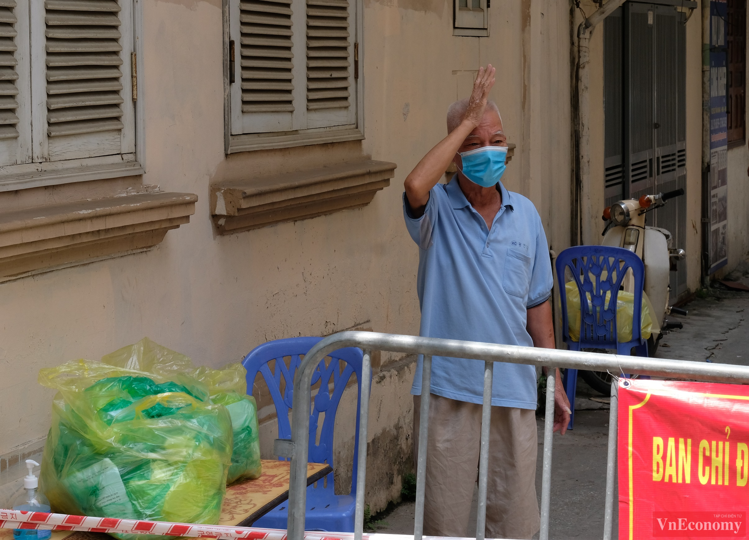 Một người dân báo bình an tới người thân đang ở ngoài khu vực phong tỏa.