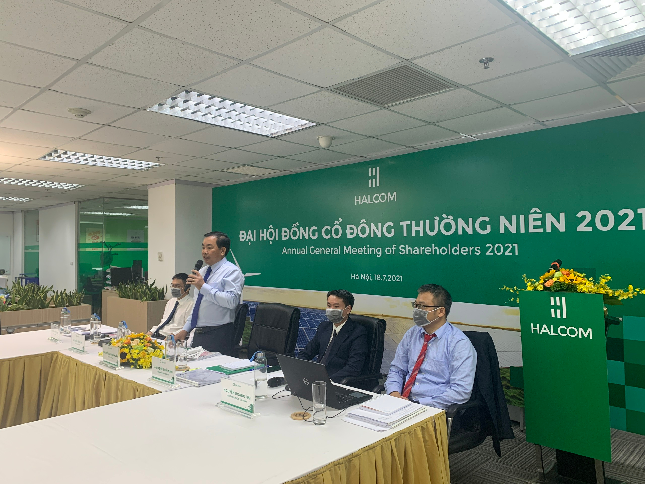 Ông Nguyễn Quang Huân – Chủ tịch HĐQT Công ty CP Halcom Việt Nam cùng đoàn chủ tịch giải đáp thắc mắc của cổ đông tham dự trực tuyến.