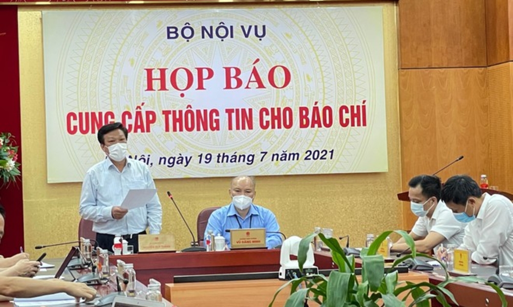 Đại diện Bộ Nội vụ trao đổi thông tin tại họp báo.