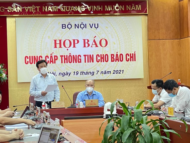 Đại diện Bộ Nội vụ trao đổi thông tin tại họp báo. 