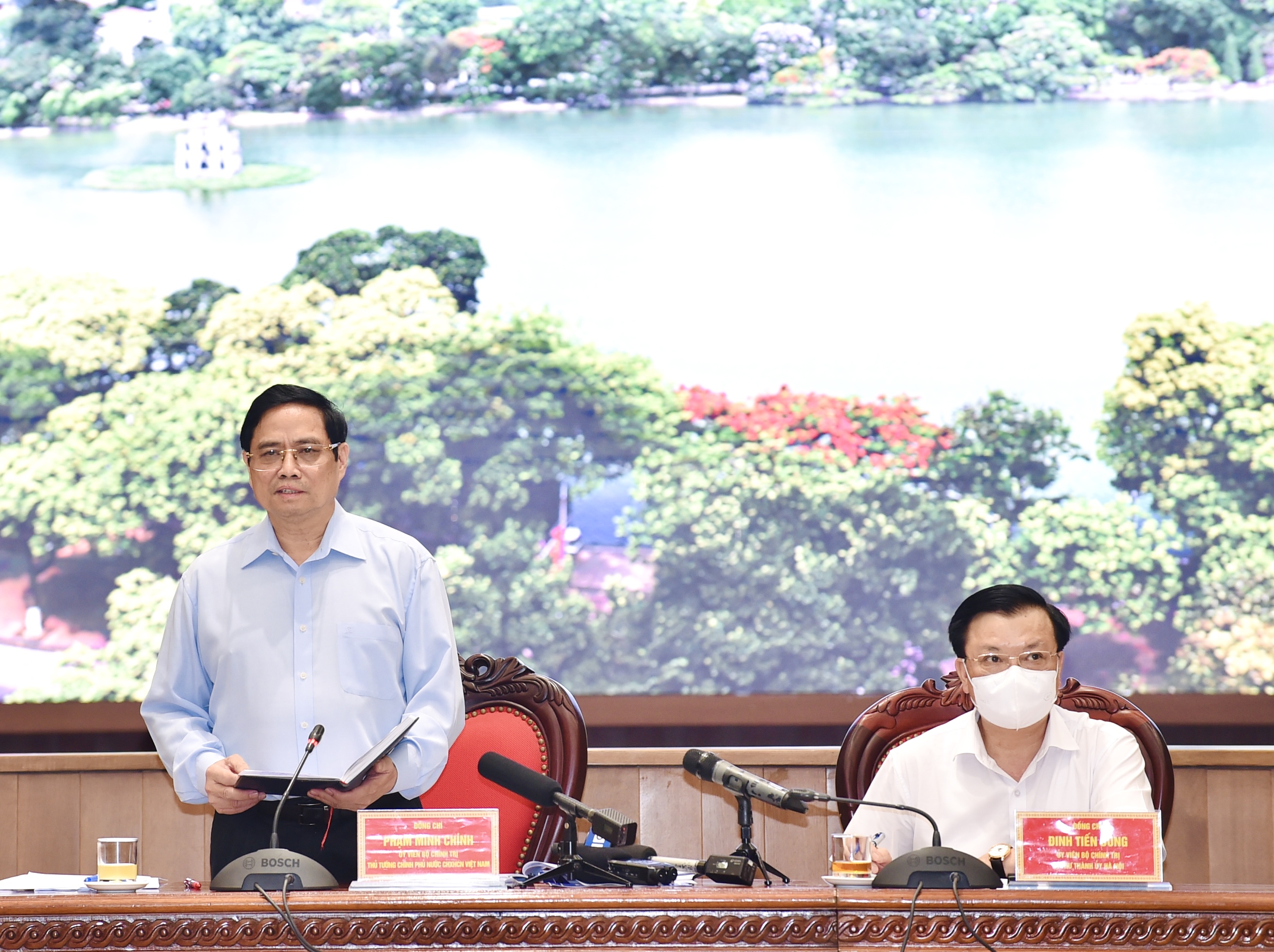 Thủ tướng Phạm Minh Chính (trái) phát biểu - Ảnh: VGP