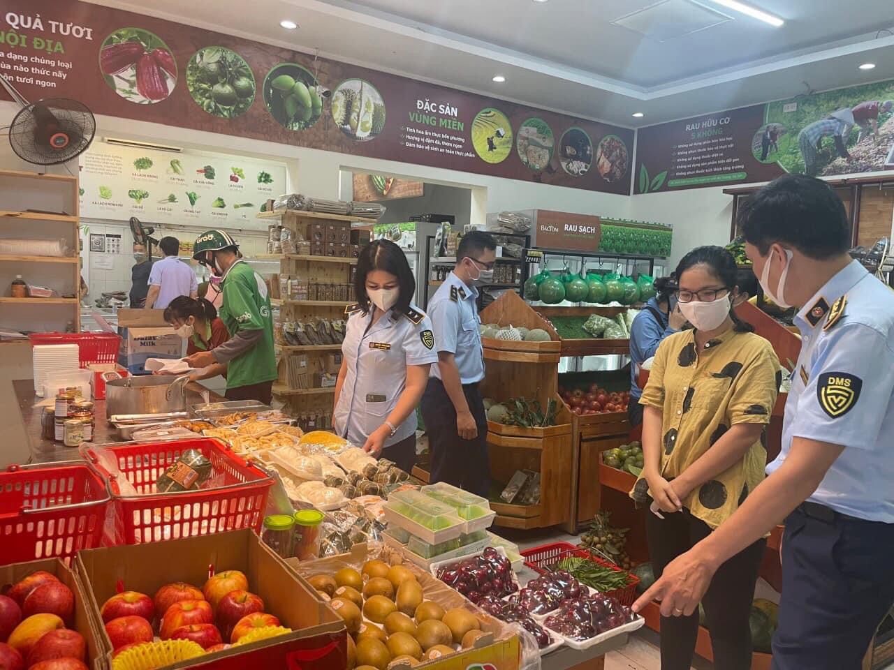 Lực lượng quản lý thị trường Hà Nội đi kiểm tra một số điểm bán hàng trong chiều 18/7.