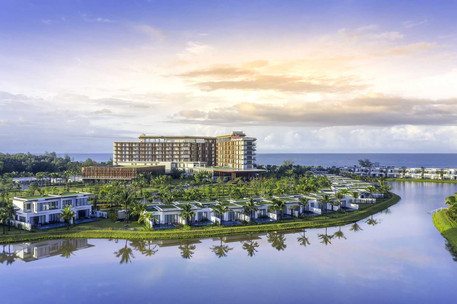 Mövenpick Resort Waverly Phú Quốc - khu nghỉ dưỡng 5 sao quốc tế đầu tiên tại bãi ông Lang.
