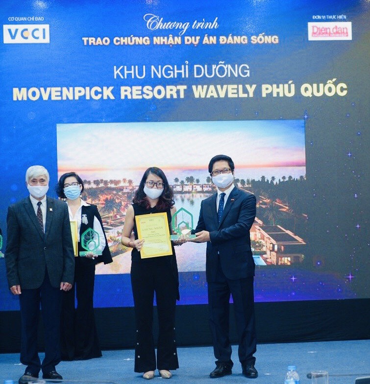 Đại diện MIKGroup nhận giải “Khu nghỉ dưỡng được yêu thích nhất 2021” cho Movenpick Resort Waverly Phú Quốc.