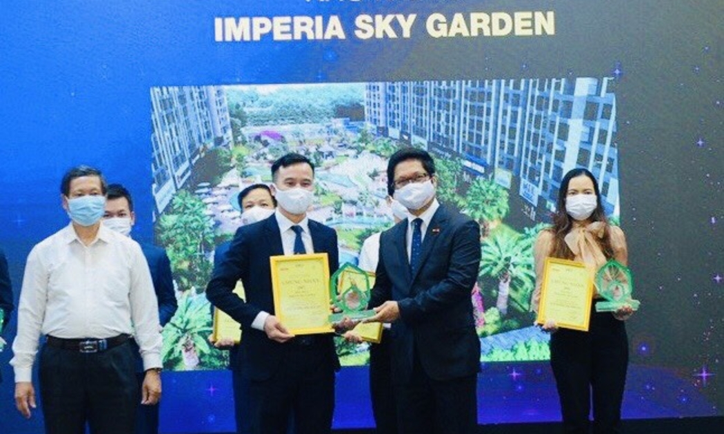 Đại diện MIKGroup nhận giải “Dự án đáng sống 2021” dành cho Imperia Sky Garden.