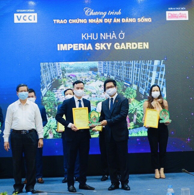 Đại diện MIKGroup nhận giải “Dự án đáng sống 2021” dành cho Imperia Sky Garden.