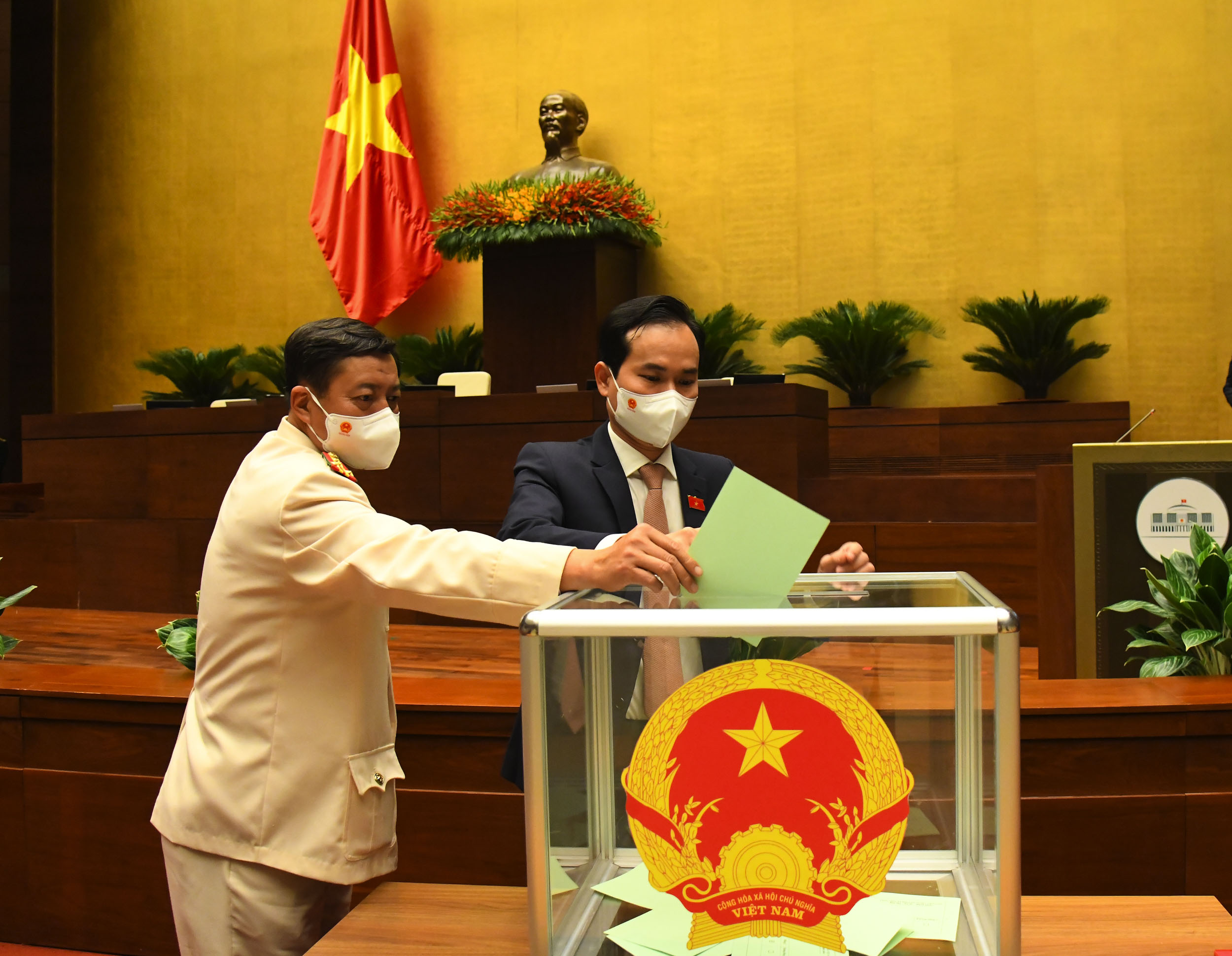 Quốc hội bầu Phó Chủ tịch Quốc hội và Ủy viên Ủy ban Thường vụ Quốc hội bằng hình thức bỏ phiếu kín - Ảnh: Quochoi.vn