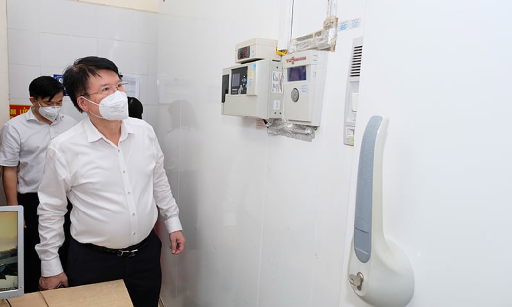 Thứ trưởng Trương Quốc Cường đi kiểm tra kho dự trữ vaccine tại CDC Hà Nội.