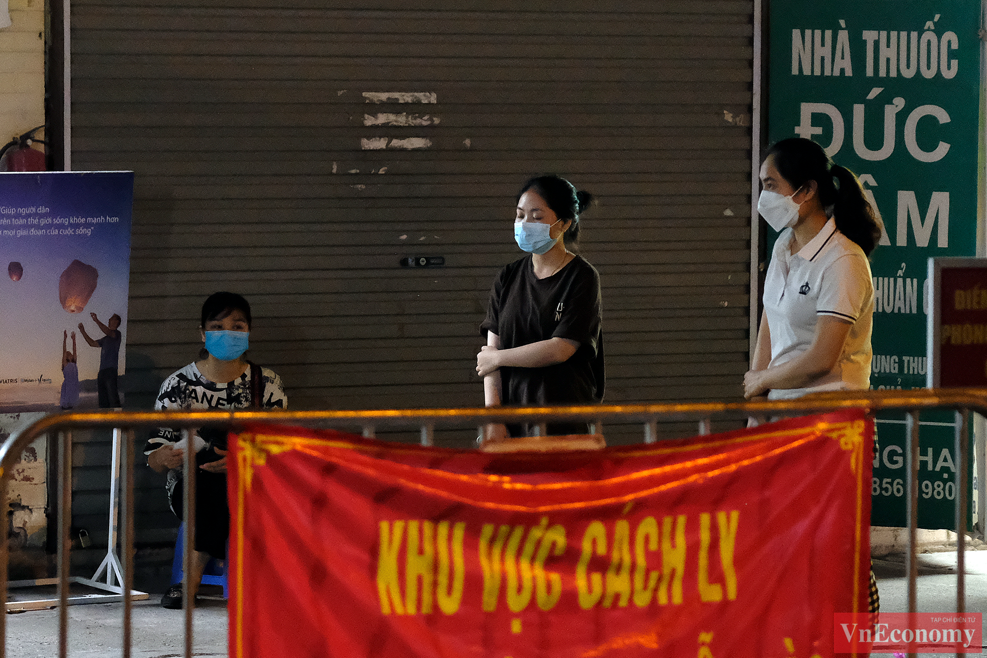 Người dân sống trong khu vực được yêu cầu xếp hàng chờ lấy mẫu xét nghiệm ngay trong đêm.