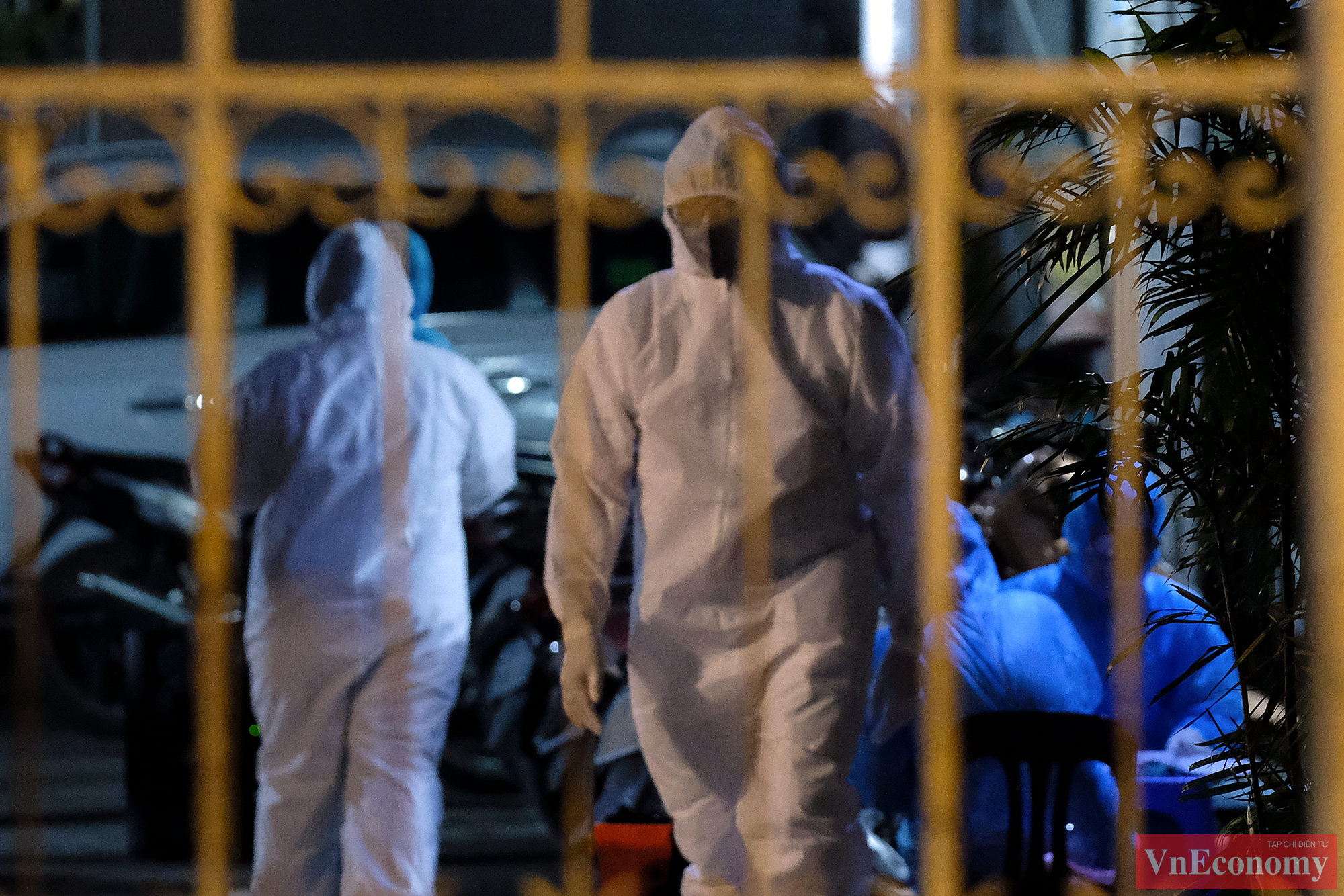 Lực lượng y tế ngay lập tức đ&atilde; c&oacute; mặt để khoanh v&ugrave;ng, truy vết v&agrave; chuẩn bị cho việc lấy mẫu x&eacute;t nghiệm.