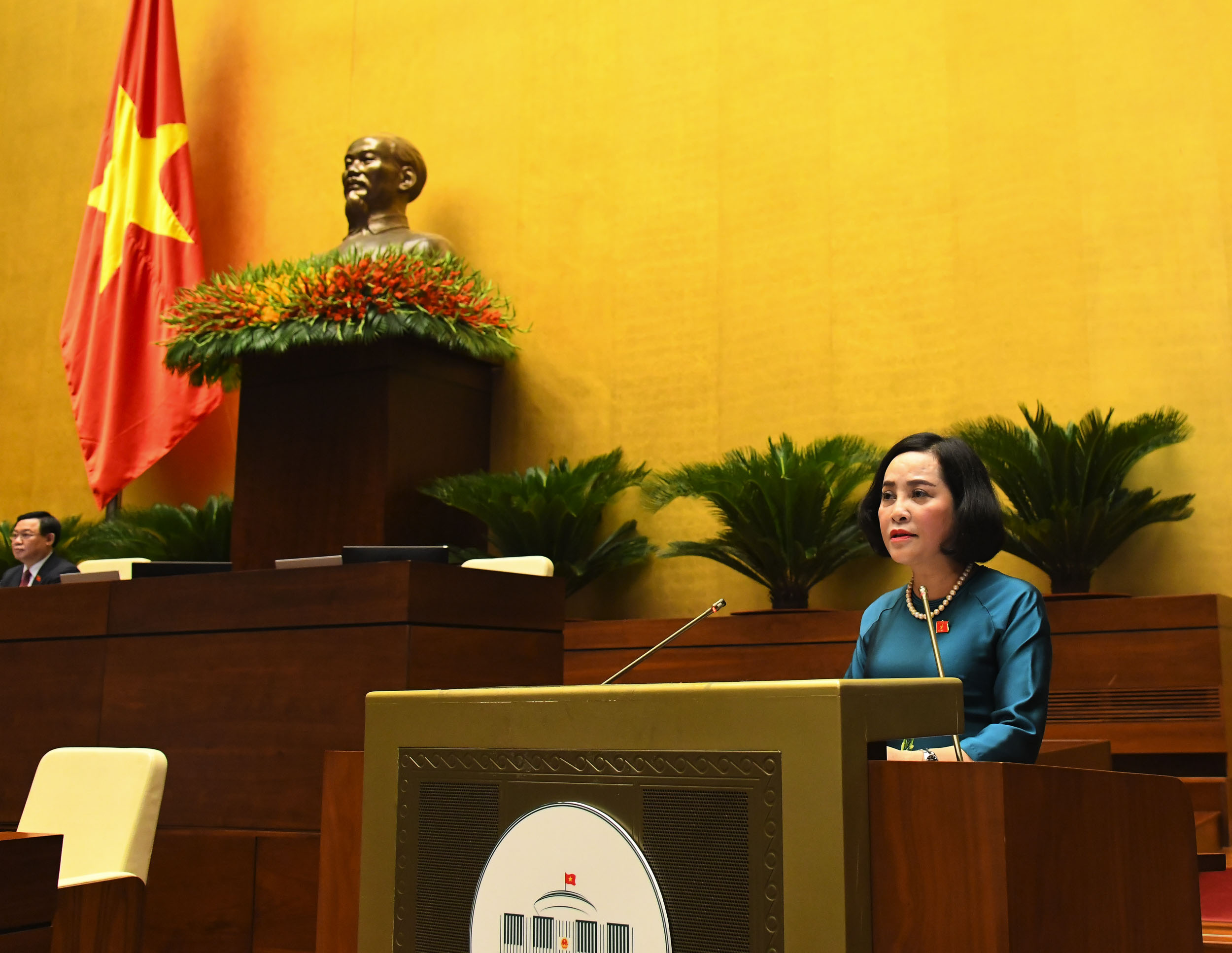 Phó Trưởng Tiểu ban Nhân sự, Ủy viên Ủy ban Thường vụ Quốc hội khóa XIV Nguyễn Thị Thanh báo cáo kết quả xác nhận tư cách đại biểu Quốc hội khóa XV - Ảnh: Quochoi.vn