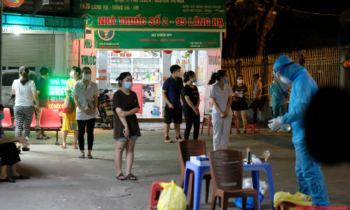 Hà Nội: Trắng đêm lấy mẫu xét nghiệm tại khu vực nhà thuốc Láng Hạ