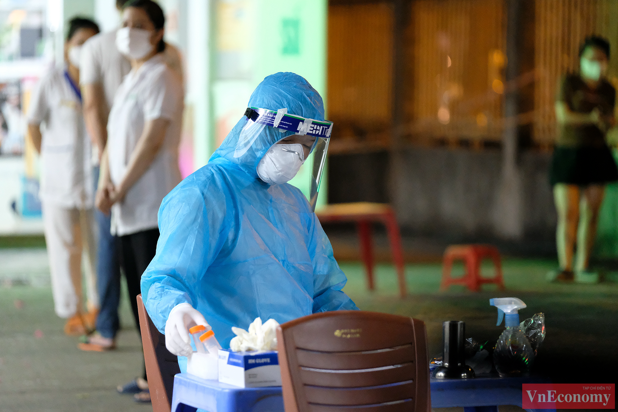 Đ&ecirc;m khuya, c&aacute;c nh&acirc;n vi&ecirc;n y tế vẫn tiến h&agrave;nh lấy mẫu cho nh&acirc;n vi&ecirc;n c&aacute;c nh&agrave; thuốc.&nbsp;C&aacute;c mẫu sau đ&oacute; sẽ được nhanh ch&oacute;ng chuyển đi để tiến h&agrave;nh x&eacute;t nghiệm.