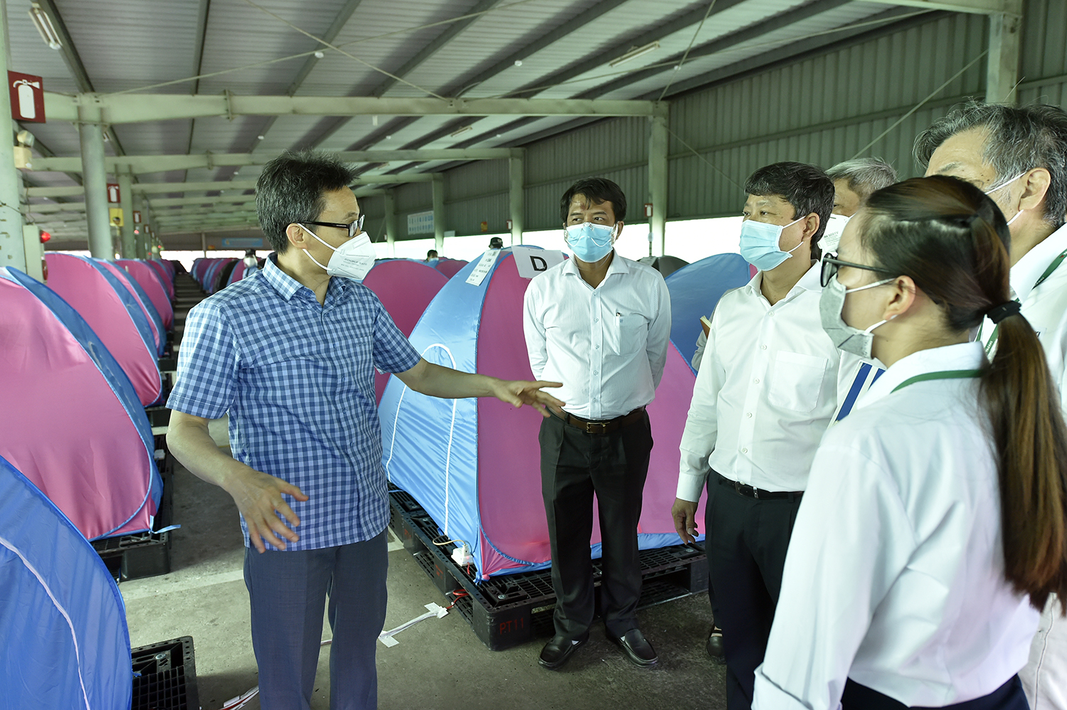 Ph&oacute; Thủ tướng Vũ Đức Đam thăm, kiểm tra c&ocirc;ng t&aacute;c ph&ograve;ng, chống dịch tại C&ocirc;ng ty Yazaki (TP. Dĩ An, tỉnh B&igrave;nh Dương). Ảnh - VGP.&nbsp;