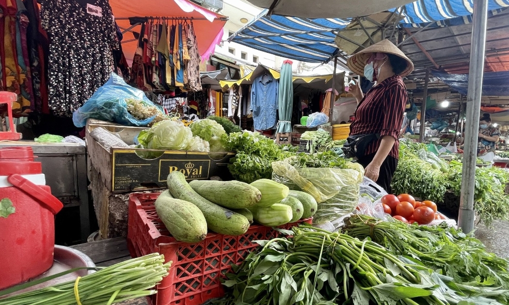 Một số chợ truyền thống được hoạt động trở lại nhưng phải đảm bảo an toàn trong phòng chống dịch.