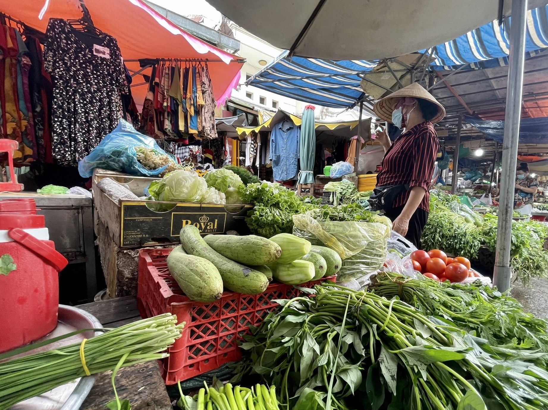 Một số chợ truyền thống được hoạt động trở lại nhưng phải đảm bảo an toàn trong phòng chống dịch.