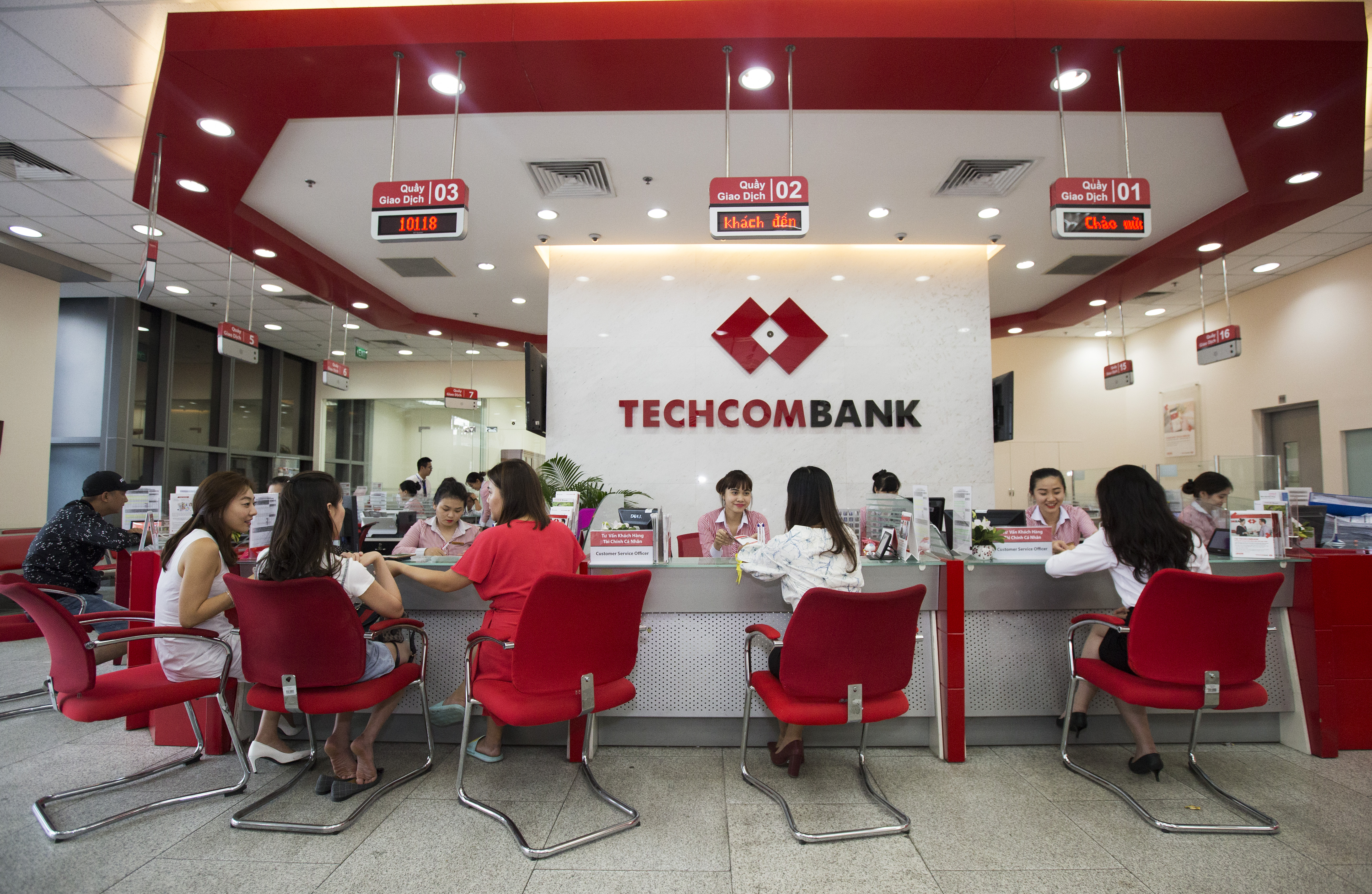Trong 6 tháng đầu năm 2021, Techcombank đã thu hút thêm gần nửa triệu khách hàng mới, nâng tổng số khách hàng mà Ngân hàng phục vụ lên 8,9 triệu.