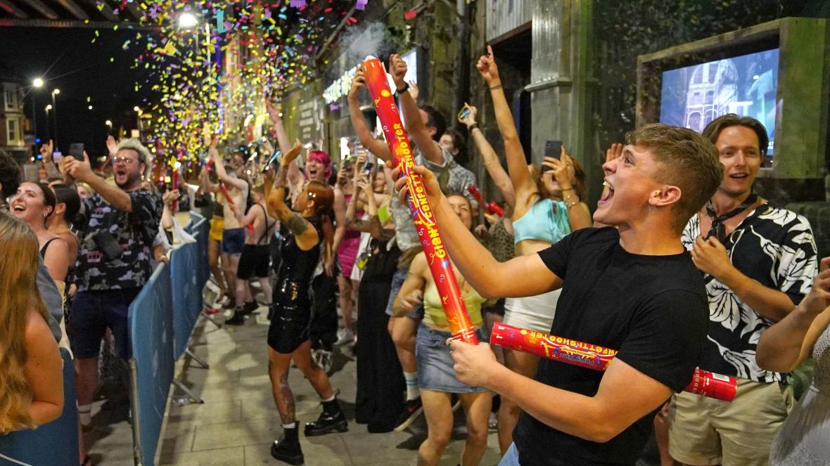 Ăn mừng "ngày tự do" tại một quán bar ở Anh sau khi các biện pháp hạn chế được gỡ bỏ - Ảnh: The Times