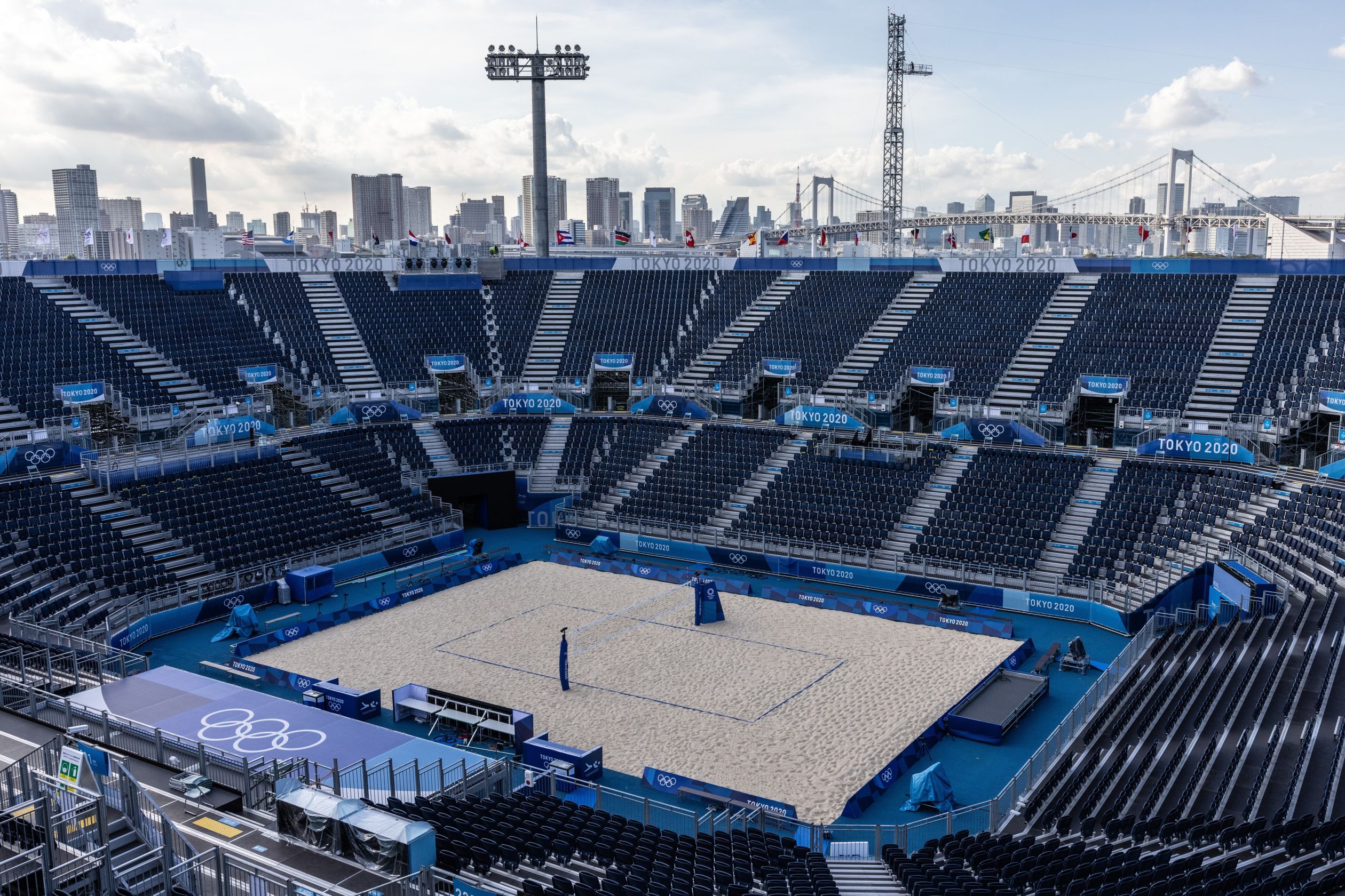 Một s&acirc;n thi đấu b&oacute;ng chuyền b&atilde;i biển với 12.000 chỗ ngồi ở Tokyo. Tại Thế vận hội n&agrave;y, c&aacute;c s&acirc;n vận động v&agrave; nh&agrave; thi đấu sẽ kh&ocirc;ng c&oacute; kh&aacute;n giả - Ảnh: Getty/WSJ.