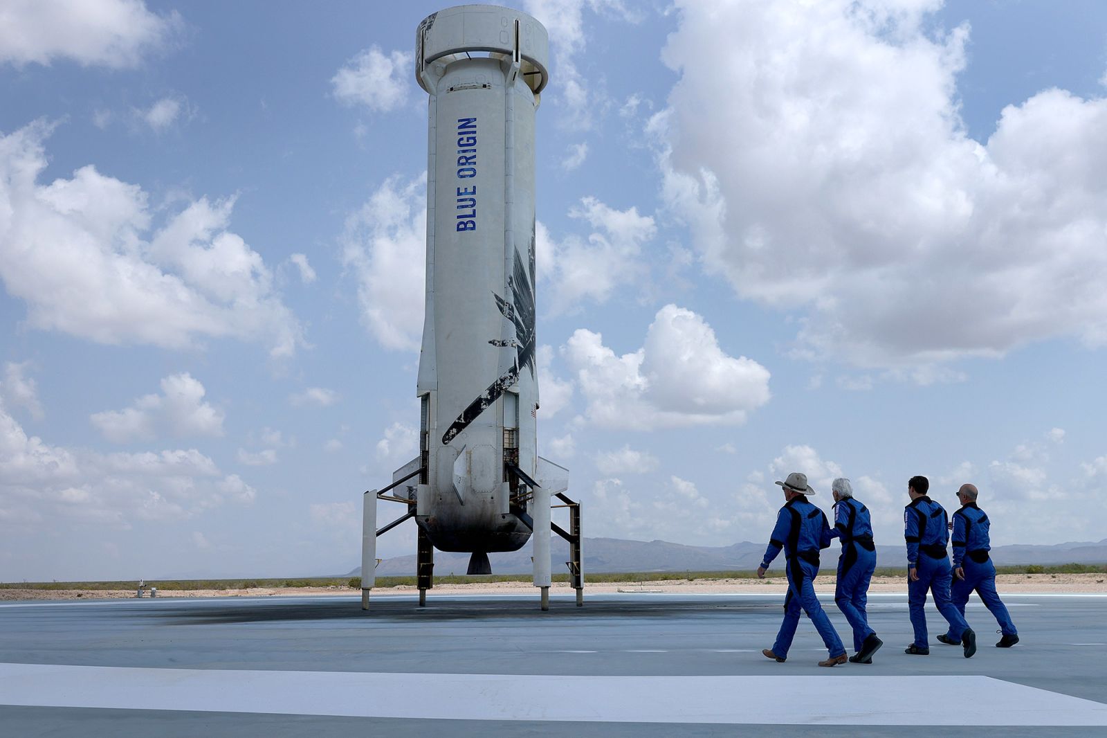 Phi hành đoàn tiến về New Shepard để chụp ảnh sau bay - Ảnh: Getty Images