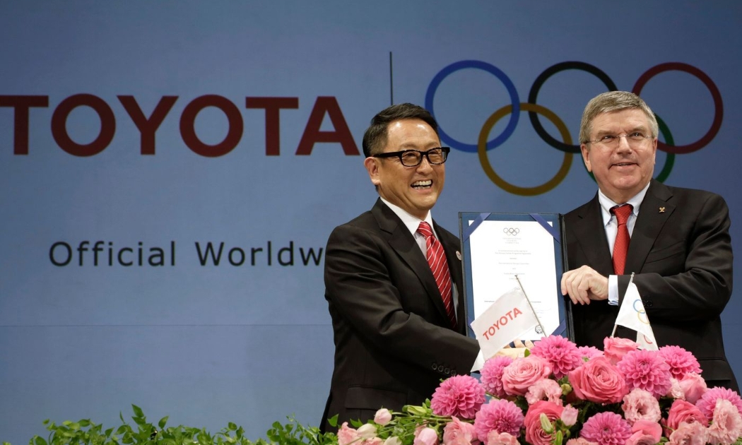 CEO Akio Toyoda của Toyota (trái) và Chủ tịch IOC Thomas Bach trong lễ ký thoả thuận vào năm 2015 đưa Toyota trở thành một nhà tài trợ toàn cầu của Thế vận hội - Ảnh: AP/WSJ.