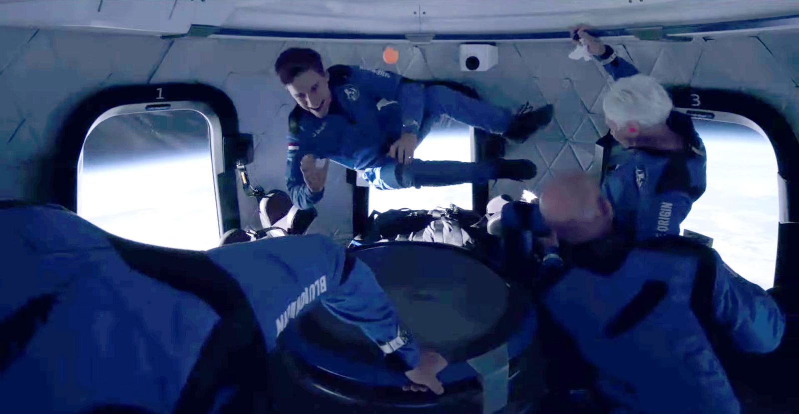 Phi hành đoàn trải nghiệm cảm giác không trọng lực ở rìa vũ trụ - Ảnh: Blue Origin/Reuters