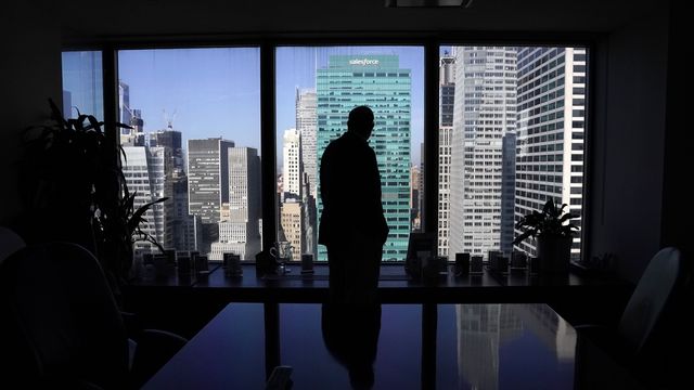 &Aacute;p lực c&ocirc;ng việc khiến nhiều nh&acirc;n vi&ecirc;n Phố Wall kiệt quệ cả thể chất v&agrave; tinh thần - Ảnh: Bloomberg