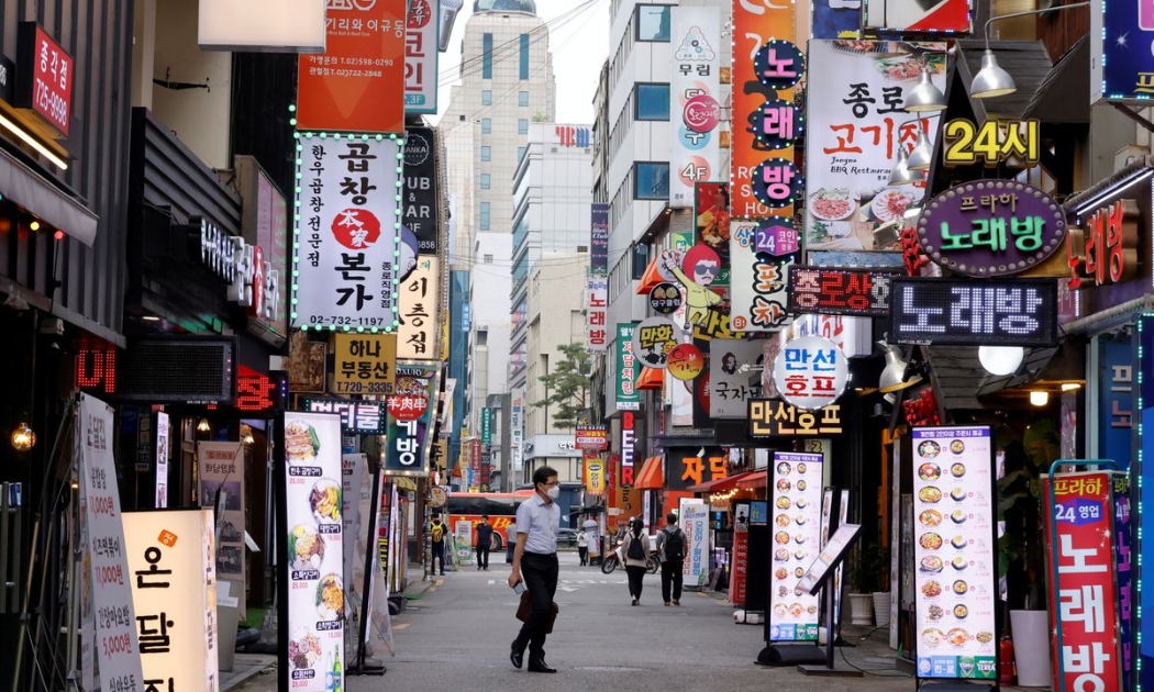 Đường phố Seoul vắng vẻ vì giãn cách xã hội hôm 12/7 - Ảnh: Reuters.