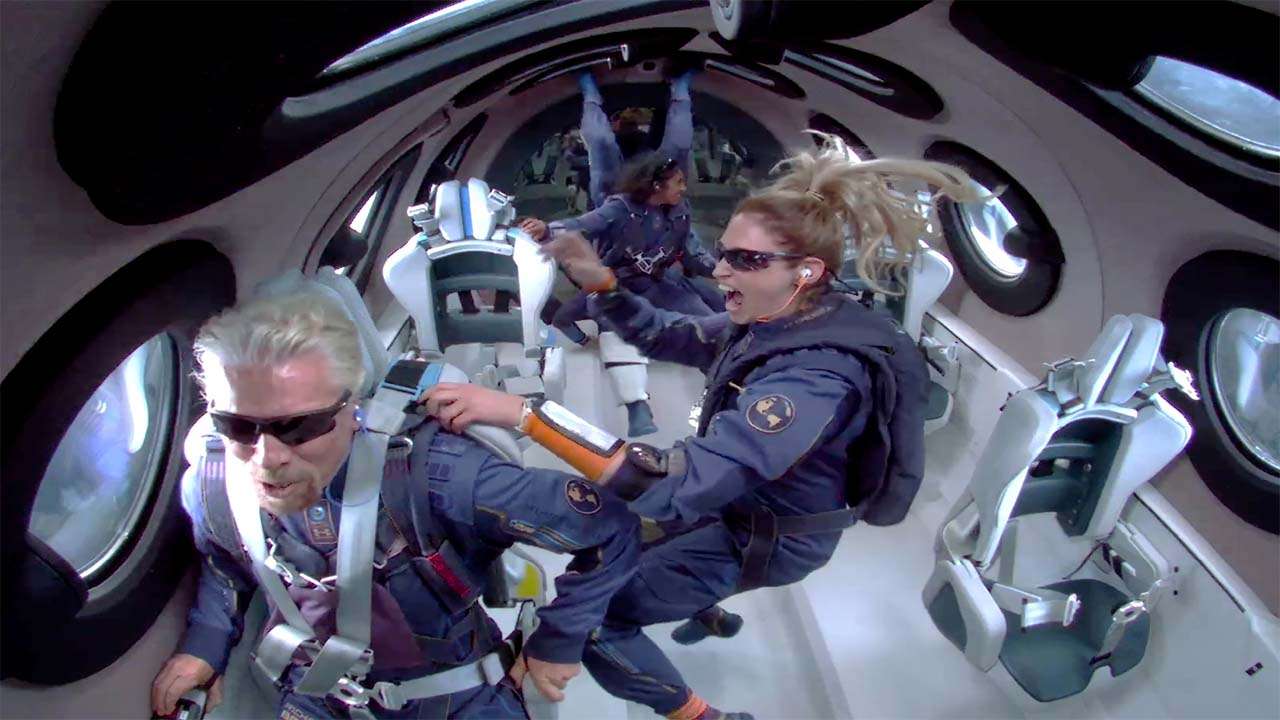 Ông Bezos trở thành tỷ phú thứ hai bay vào vũ trụ trong vòng chưa đầy hai tuần qua. Hôm 11/7, tỷ phú Richard Branson, người sáng lập tập đoàn Virgin Group, cũng tham gia chuyến bay chở người đầu tiên trên tàu vũ trụ VSS Unity do công ty con Virgin Galactic chế tạo. Virgin Galactic và Blue Origin đang cạnh tranh trên đường đua đưa khách du lịch ra vũ trụ. Giá vé cho một suất du lịch của Virgin Galactic là 250.000 USD, còn Blue Origin chưa công bố giá. Cả hai đều mang đến cho du khách trải nghiệm không trọng lực trong vài phút và ngắm nhìn trái đất từ trên cao - Ảnh: Virgin Galactic 