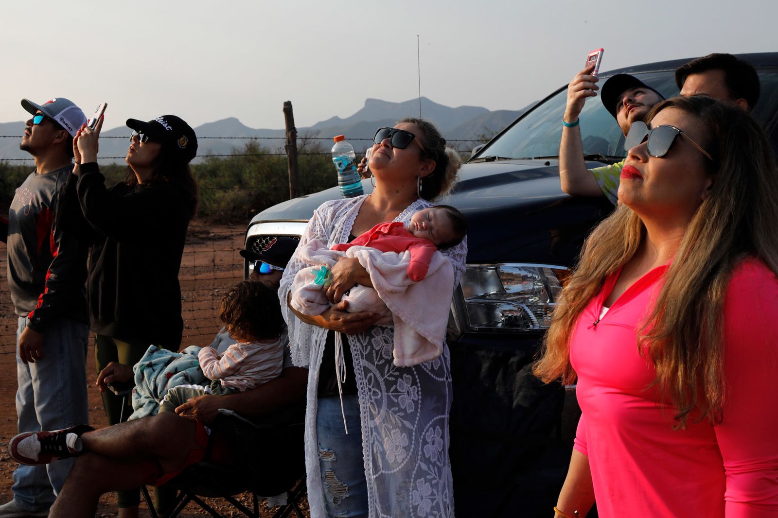 Sự kiện đặc biệt này cũng thu hút sự quan tâm lớn của người dân trong khu vực - Ảnh: Reuters