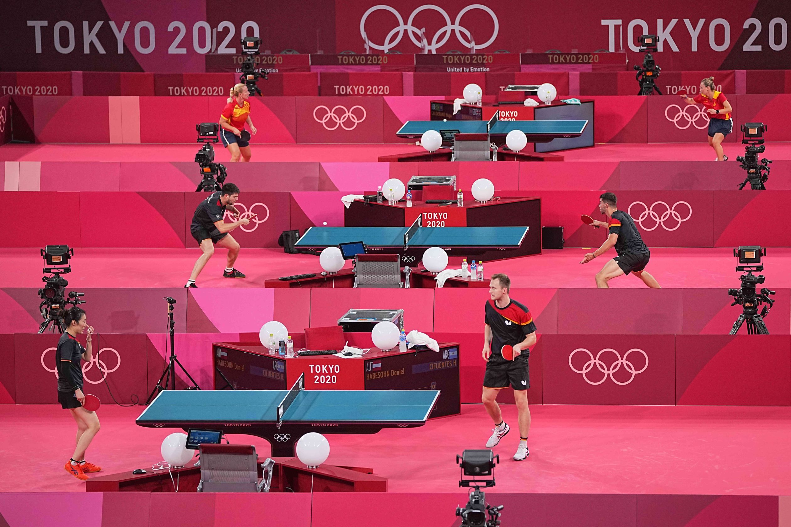 C&aacute;c vận động vi&ecirc;n b&oacute;ng b&agrave;n tập dượt cho Thế vận hội tại Nh&agrave; thi đấu trung t&acirc;m Tokyo - Ảnh: Zuma/WSJ.