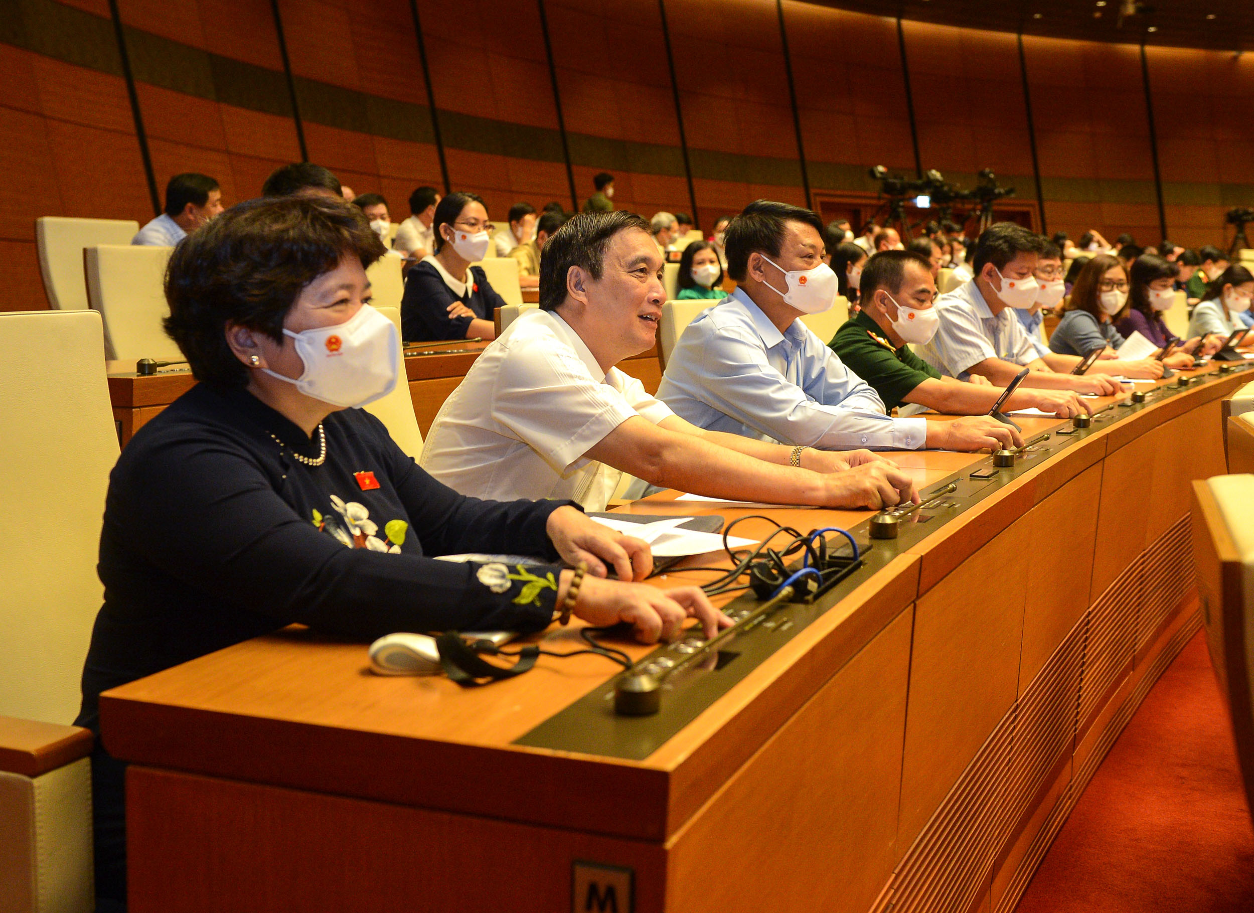 C&aacute;c đại biểu Quốc&nbsp;hội ấn n&uacute;t biểu quyết th&ocirc;ng qua c&aacute;c nghị quyết bầu l&atilde;nh đạo c&aacute;c cơ quan của Quốc hội v&agrave; Tổng Kiểm to&aacute;n Nh&agrave; nước - Ảnh: Quochoi.vn