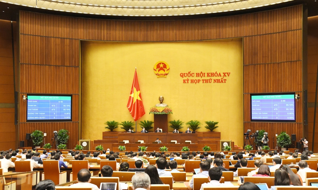 Quốc hội biểu quyết thông qua các Nghị quyết sáng ngày 21/7 - Ảnh: Quochoi.vn
