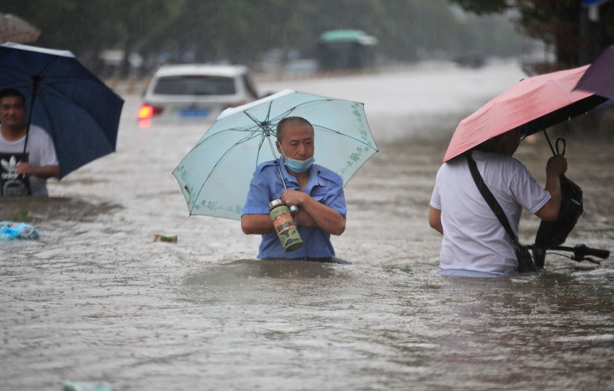 Đường phố ở Trịnh Châu, Hà Nam, Trung Quốc chìm trong nước lũ hôm 20/7 - Ảnh: China Daily/Reuters.