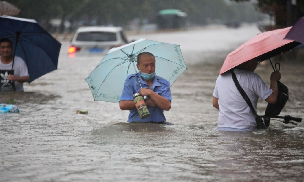Đường phố ở Trịnh Châu, Hà Nam, Trung Quốc chìm trong nước lũ hôm 20/7 - Ảnh: China Daily/Reuters.