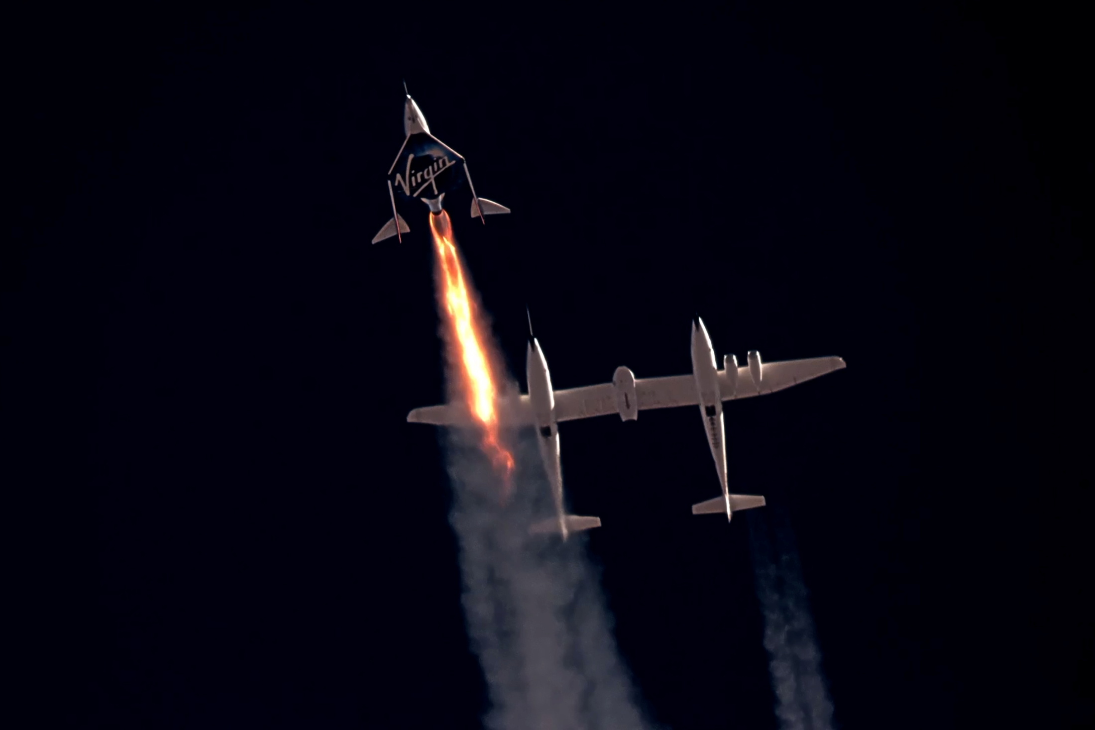 Điểm khác biệt lớn nhất nằm ở phương thức phóng của VSS Unity và New Shepard. VSS Unity của Virgin Galactic là máy bay vũ trụ do hai phi công điều khiển, cất cánh trên lưng máy bay vận chuyển và hạ cánh trên đường băng - Ảnh: Virgin Galactic