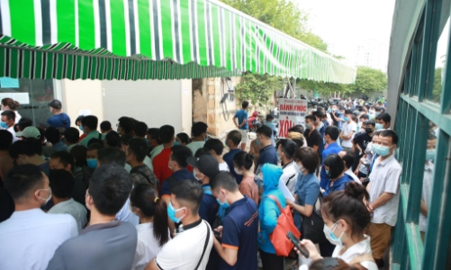 Hà Nội: Chen lấn xét nghiệm Covid-19, tiềm ẩn nhiều nguy cơ lây nhiễm bệnh