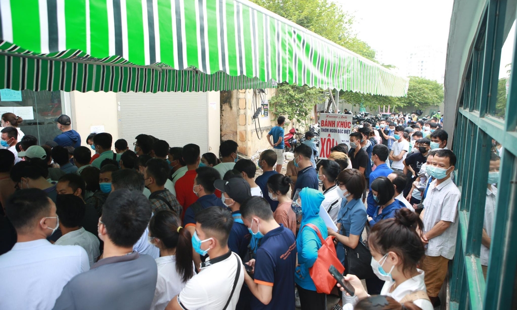 Người dân xếp hàng chờ xét nghiệm Covid-19.