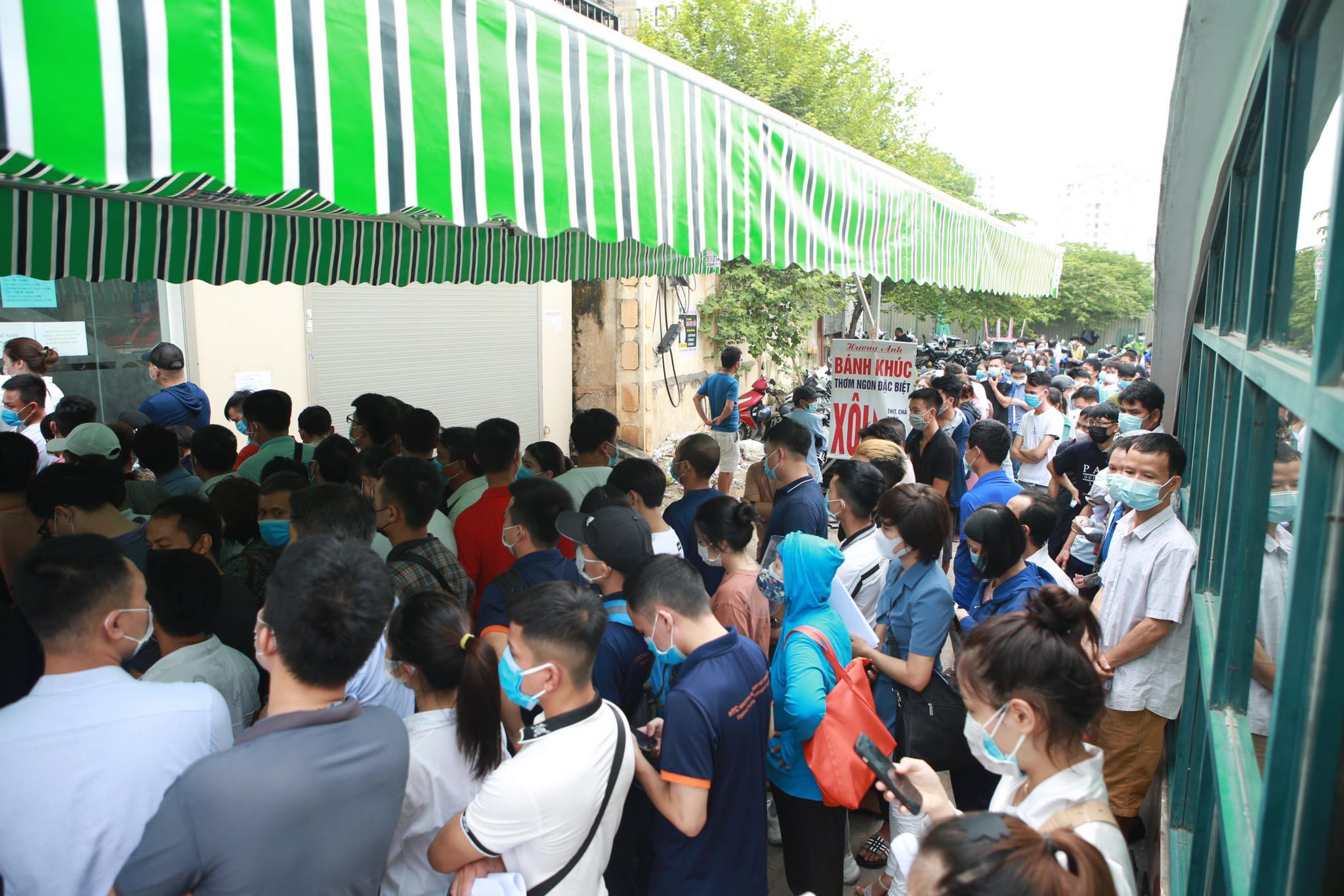 Người dân xếp hàng chờ xét nghiệm Covid-19.