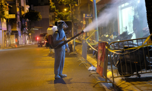 Đoạn phố Thụy Khuê được phun khử khuẩn và lấy mẫu xét nghiệm ngay trong đêm