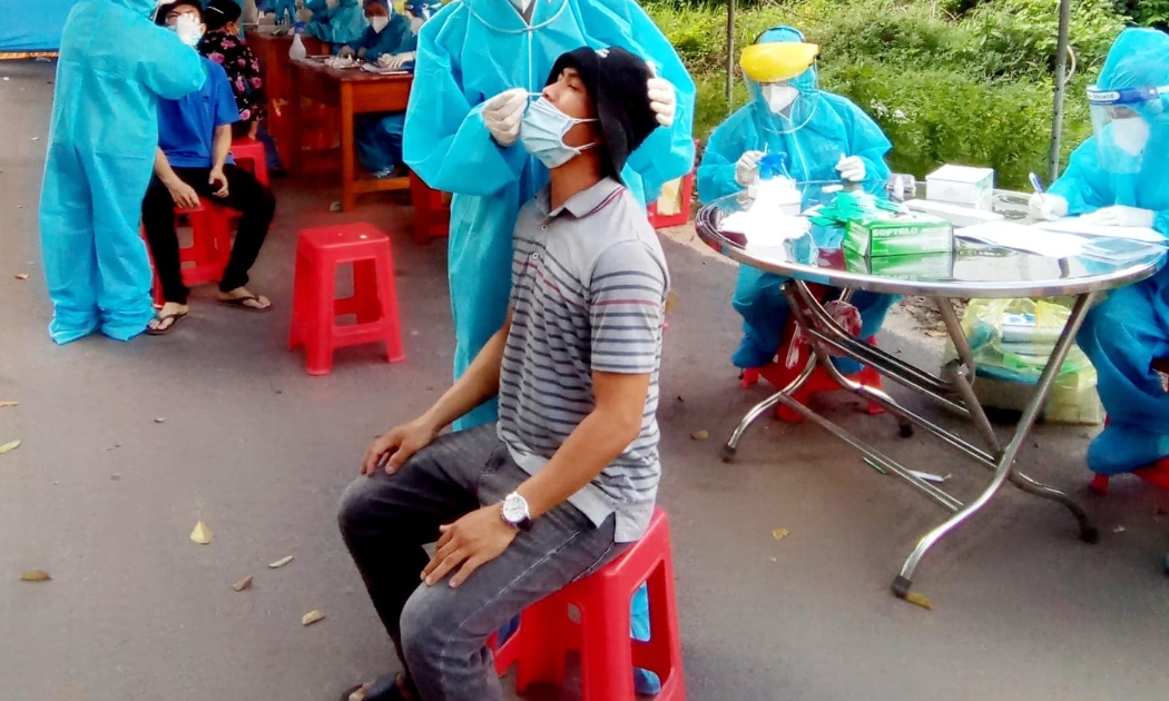Tăng cường huy động người dân đi đến các điểm xét nghiệm sàng lọc.