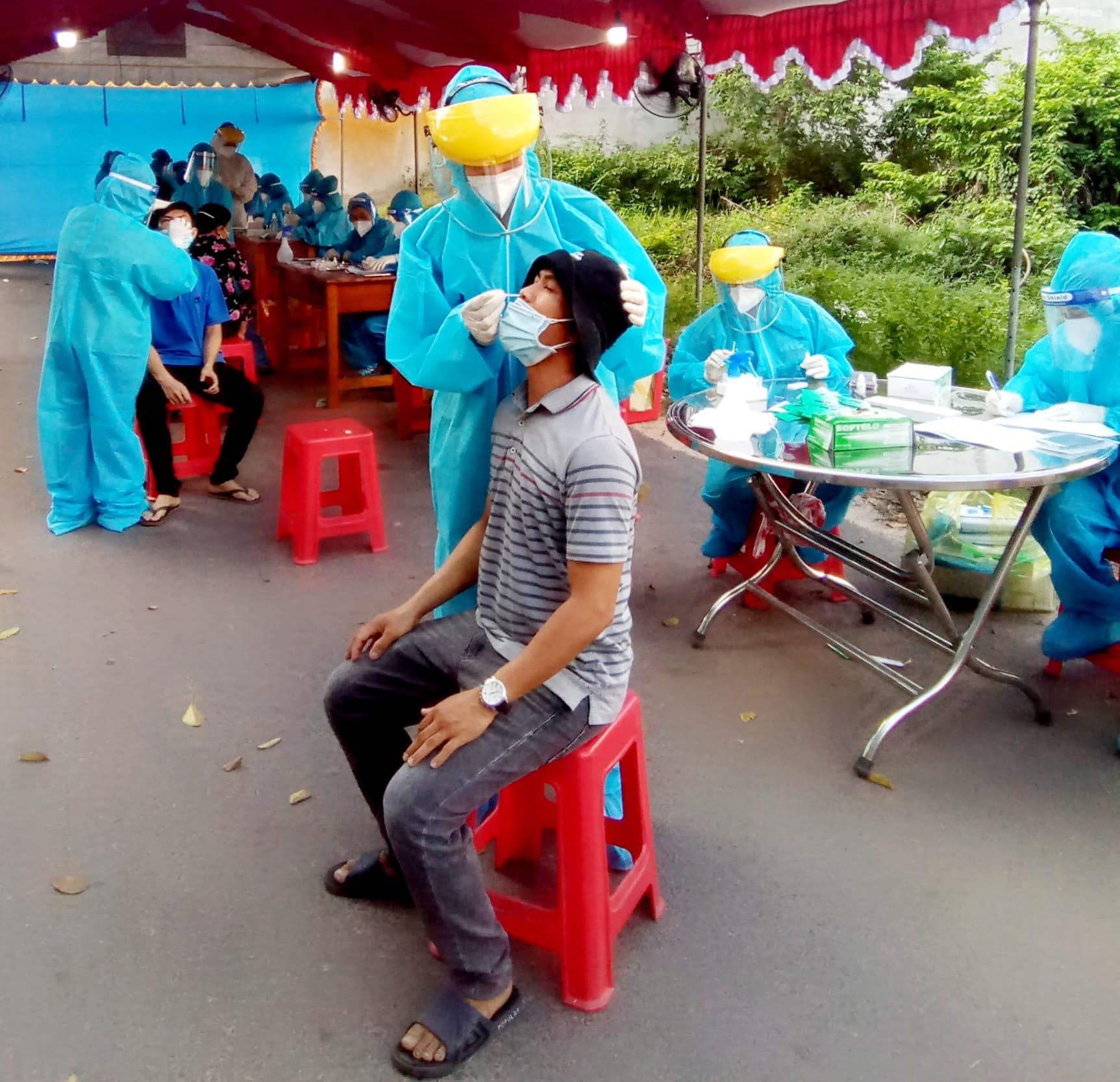 Tăng cường huy động người dân đi đến các điểm xét nghiệm sàng lọc.